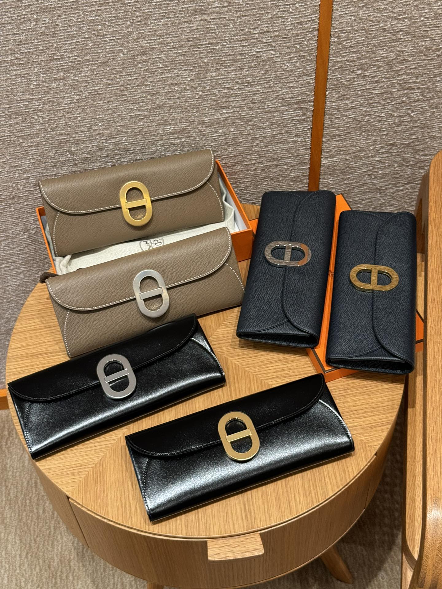 Luxury Leather Long Wallet with Elegant Oval Clasp - Multiple Colors