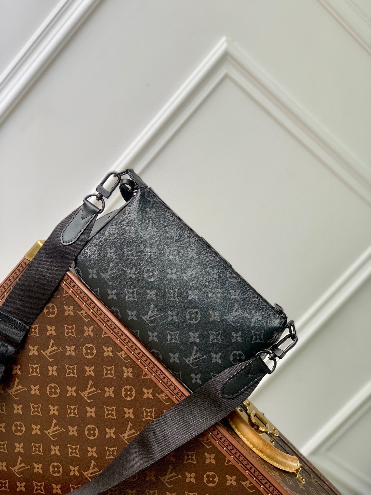 Louis Vuitton Dark Grey Monogram Pattern Canvas Messenger Crossbody Bag