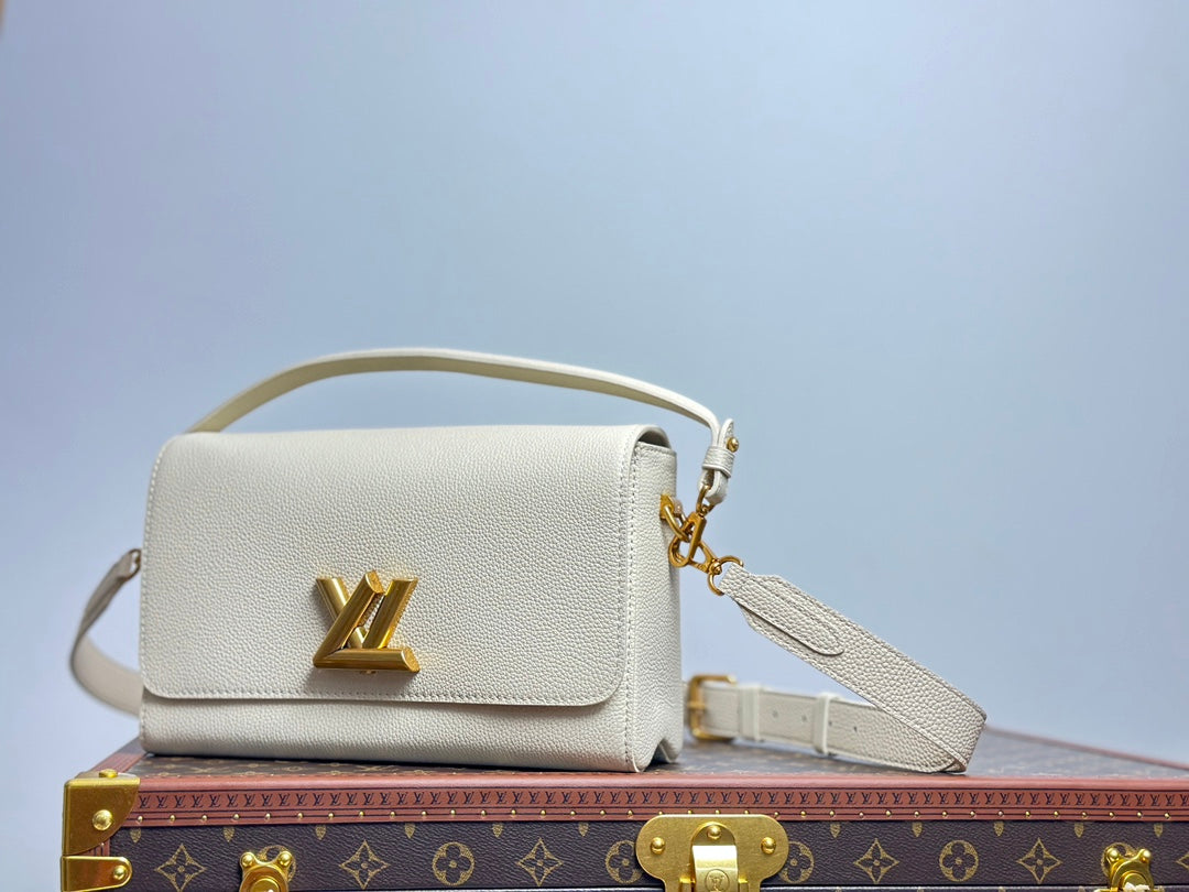 Louis Vuitton Elegant Cream Leather Shoulder Bag with Gold Metal Clasp