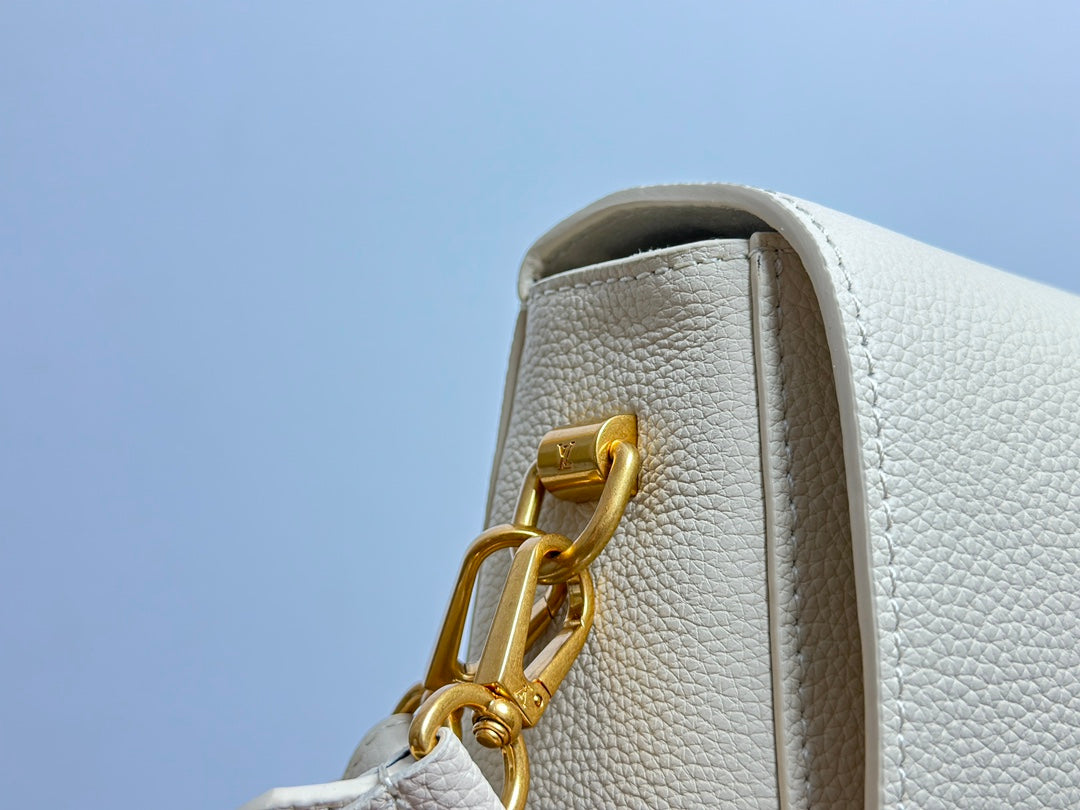 Louis Vuitton Elegant Cream Leather Shoulder Bag with Gold Metal Clasp