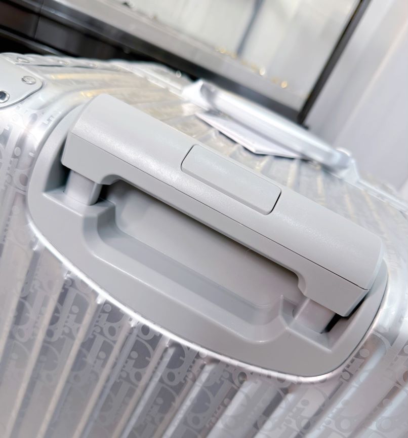 Modern Silver Hardshell Spinner Luggage with Ribbed Texture