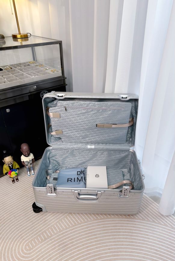 Modern Silver Hardshell Spinner Luggage with Ribbed Texture