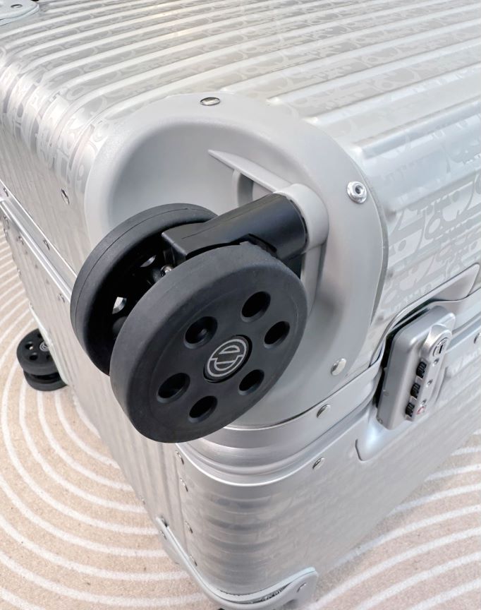 Modern Silver Hardshell Spinner Luggage with Ribbed Texture