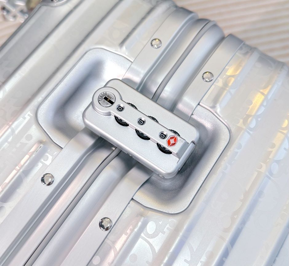 Modern Silver Hardshell Spinner Luggage with Ribbed Texture