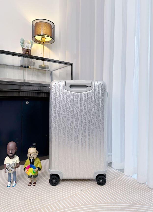Modern Silver Hardshell Spinner Luggage with Ribbed Texture