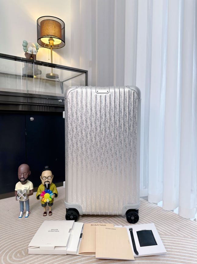 Modern Silver Hardshell Spinner Luggage with Ribbed Texture