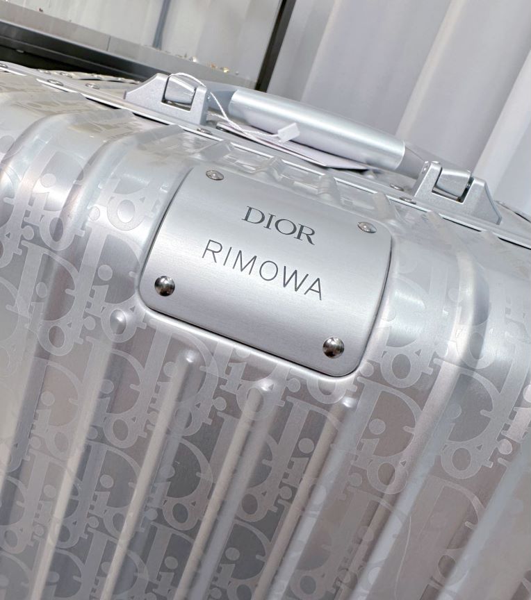 Modern Silver Hardshell Spinner Luggage with Ribbed Texture