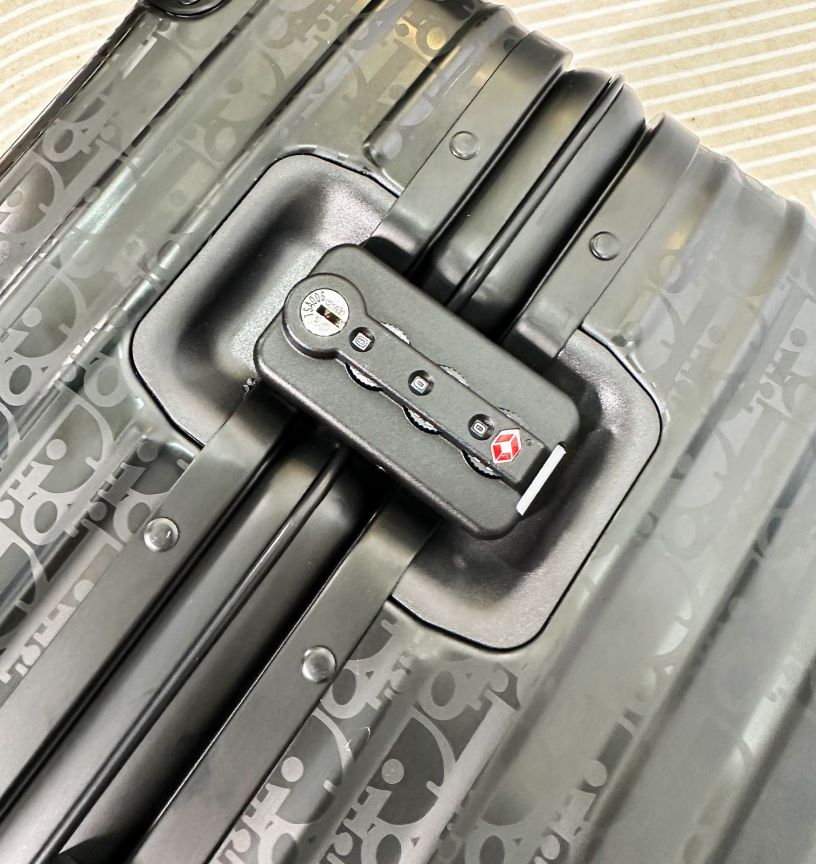 Modern Black Textured Hardside Spinner Luggage with Wheels
