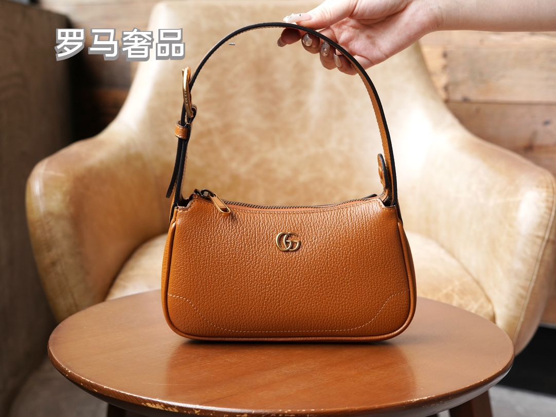 Gucci Elegant Off-White Leather Underarm Shoulder Bag with Gold Detailing
