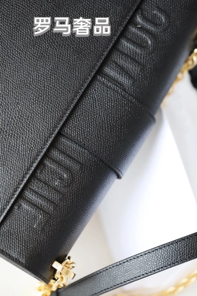 Dior Elegant Black Leather Shoulder Bag with Gold Chain Strap and Buckle