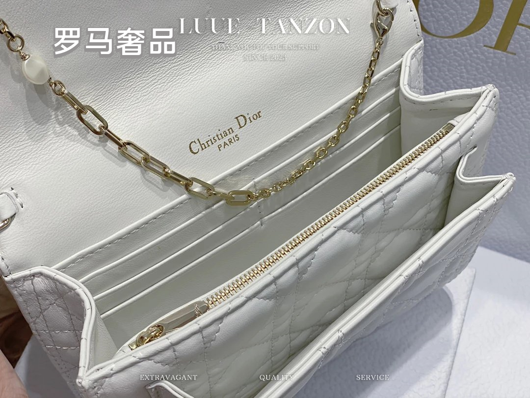 Elegant White Quilted Shoulder Bag with Gold-Tone Chain and Pearl Detail