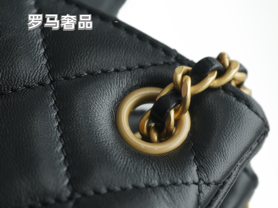 Chanel Quilted Leather Shoulder Bag with Gold-Tone CC Logo - Black