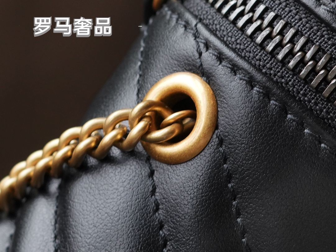 Gucci Cream Chevron Quilted Leather Vanity Bag with Gold Chain Strap