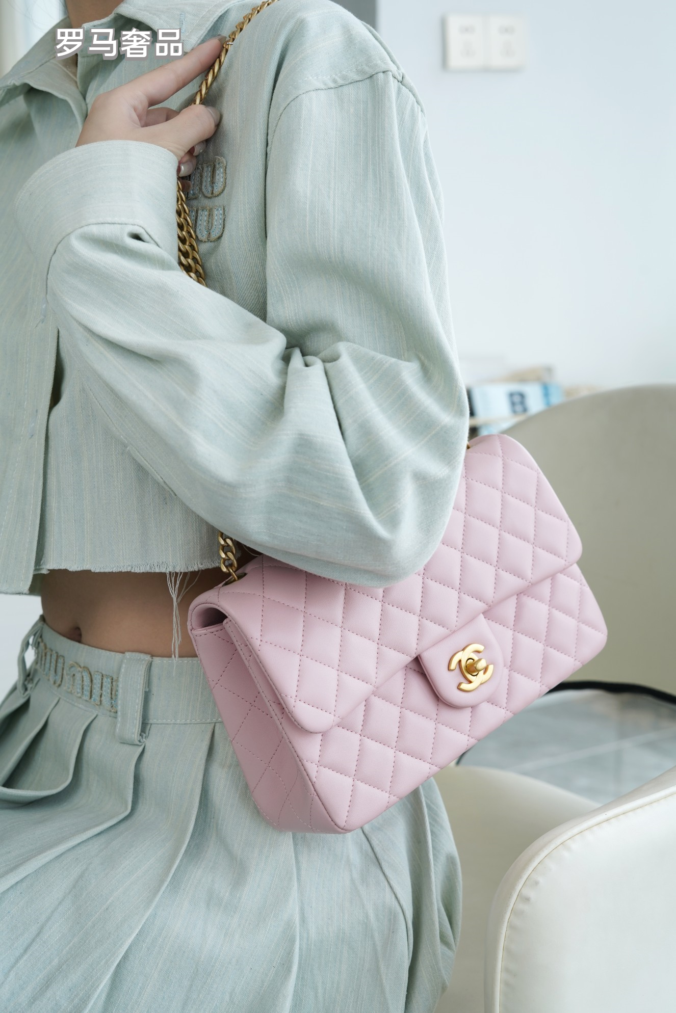 Pink Quilted Flap Bag with Gold-Tone Chain and Logo - Blue Tanzon