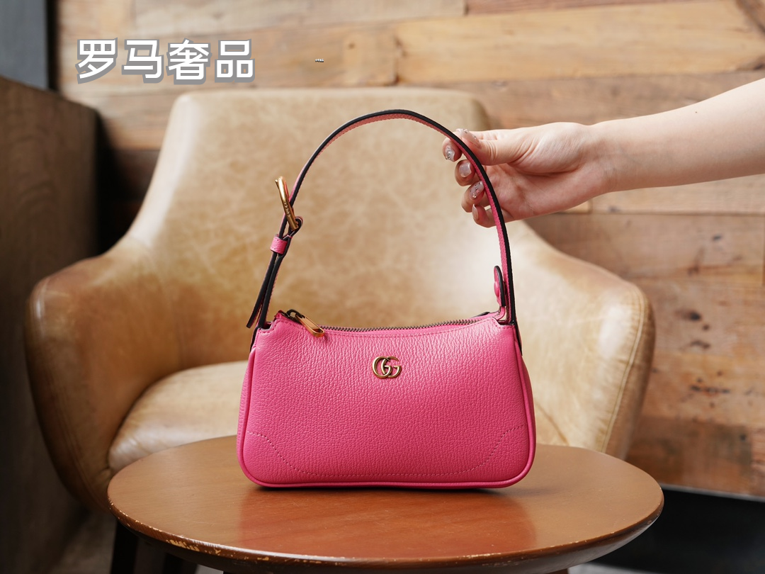 Gucci Elegant Off-White Leather Underarm Shoulder Bag with Gold Detailing
