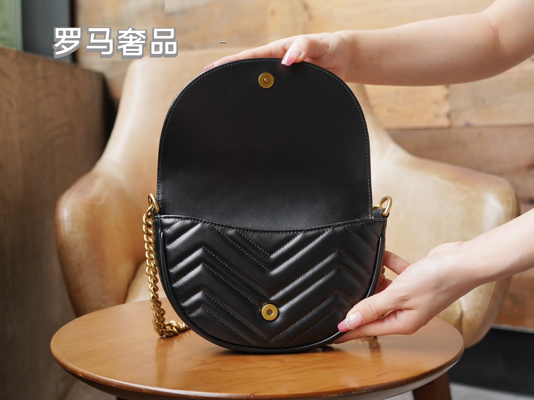 Gucci Elegant White Chevron Quilted Leather Crossbody Bag with Gold Chain