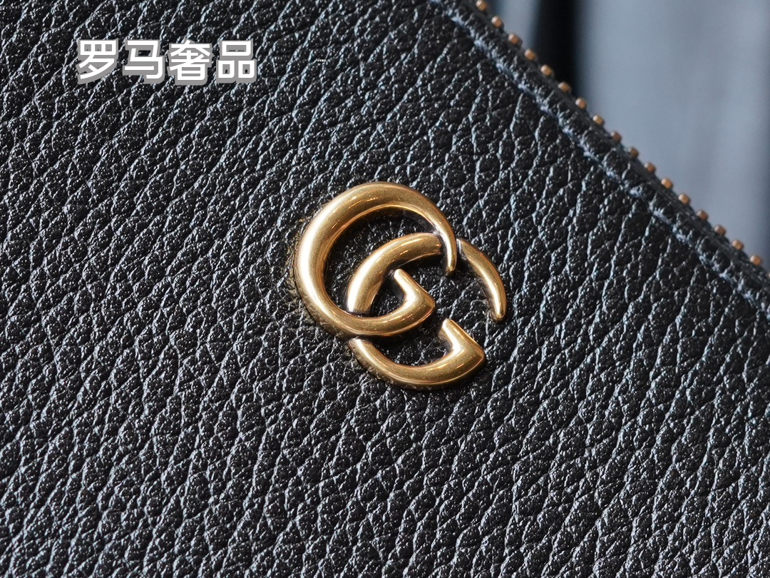 Gucci Elegant Off-White Leather Underarm Shoulder Bag with Gold Detailing