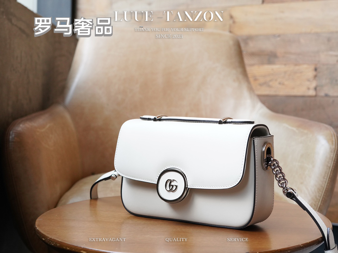 Gucci Classic White Leather Shoulder Bag with Metal Buckle and Chain Strap