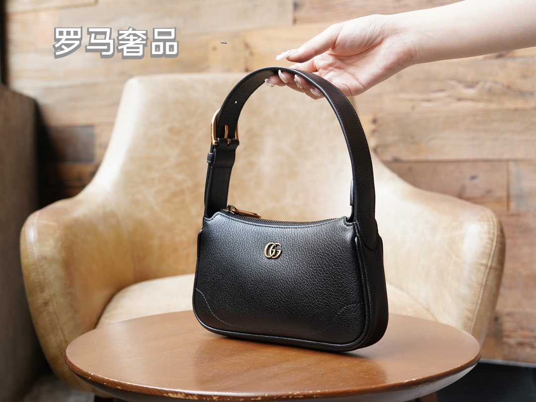 Gucci Elegant Off-White Leather Underarm Shoulder Bag with Gold Detailing