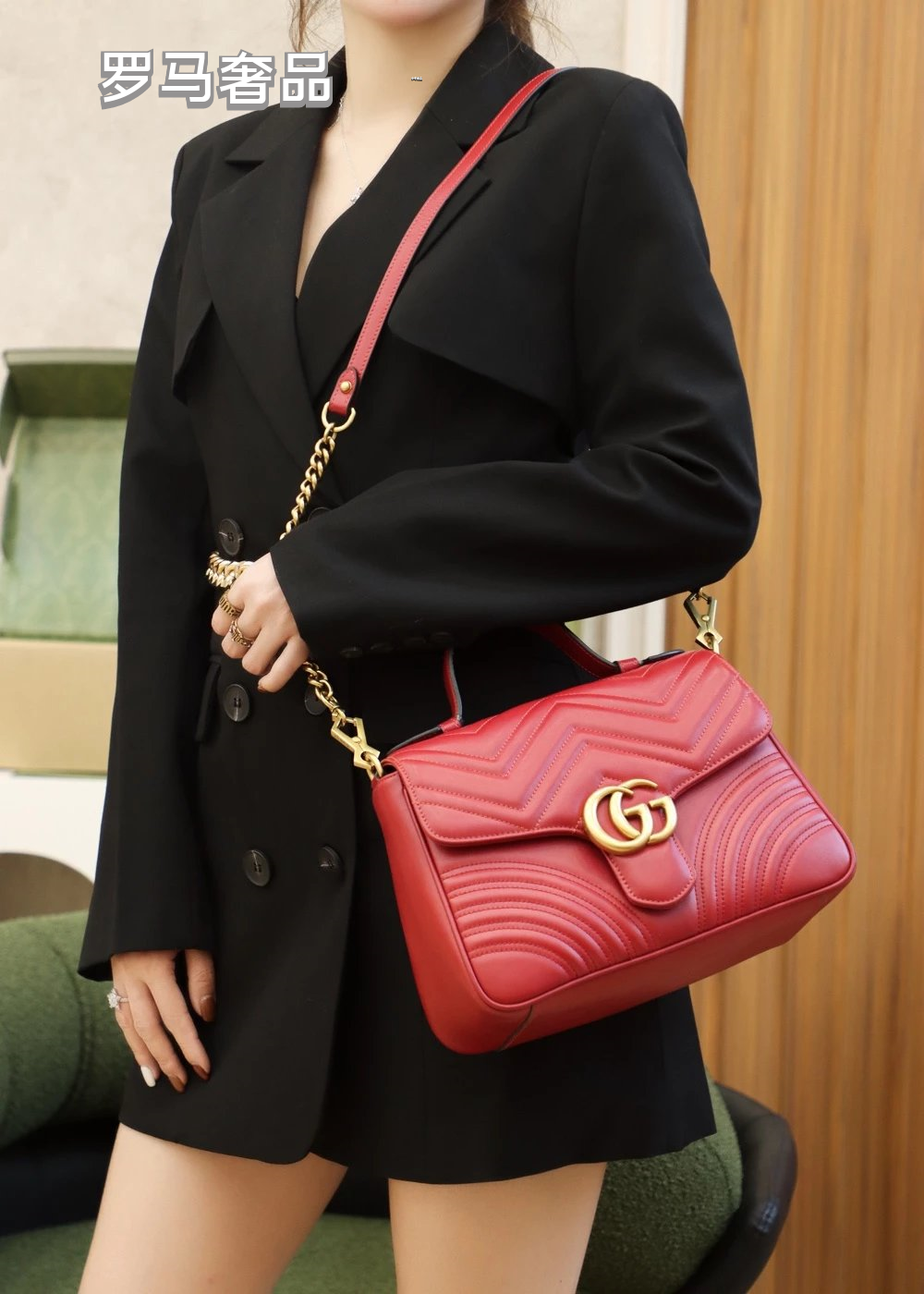 Gucci Elegant White Chevron Quilted Leather Handbag with Gold Hardware