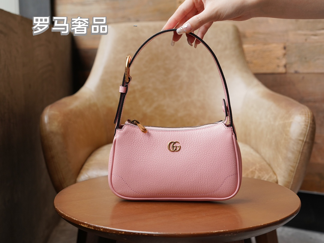 Gucci Elegant Off-White Leather Underarm Shoulder Bag with Gold Detailing