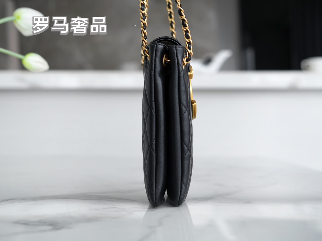 Chanel Quilted Leather Shoulder Bag with Gold-Tone CC Logo - Black