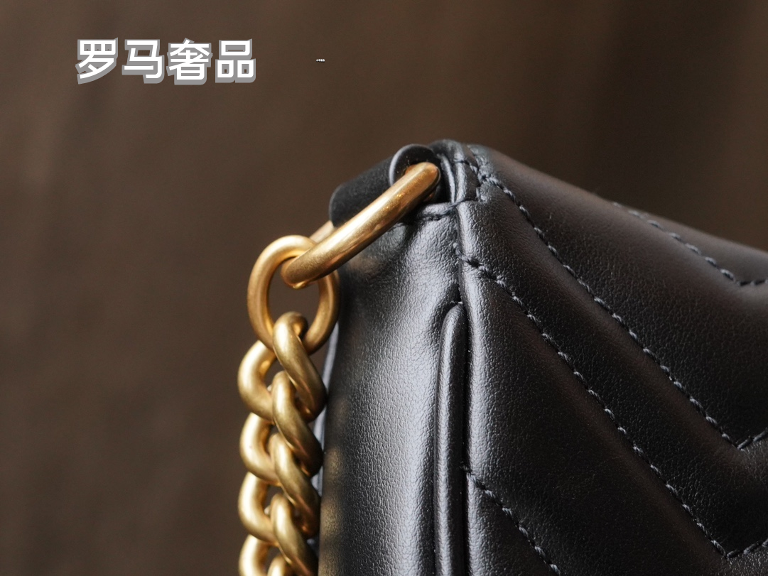 Gucci Elegant White Chevron Quilted Leather Crossbody Bag with Gold Chain