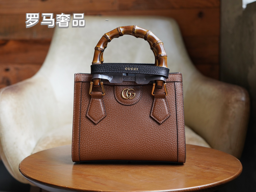 Gucci Vintage Off-White Leather Handbag with Bamboo Handle