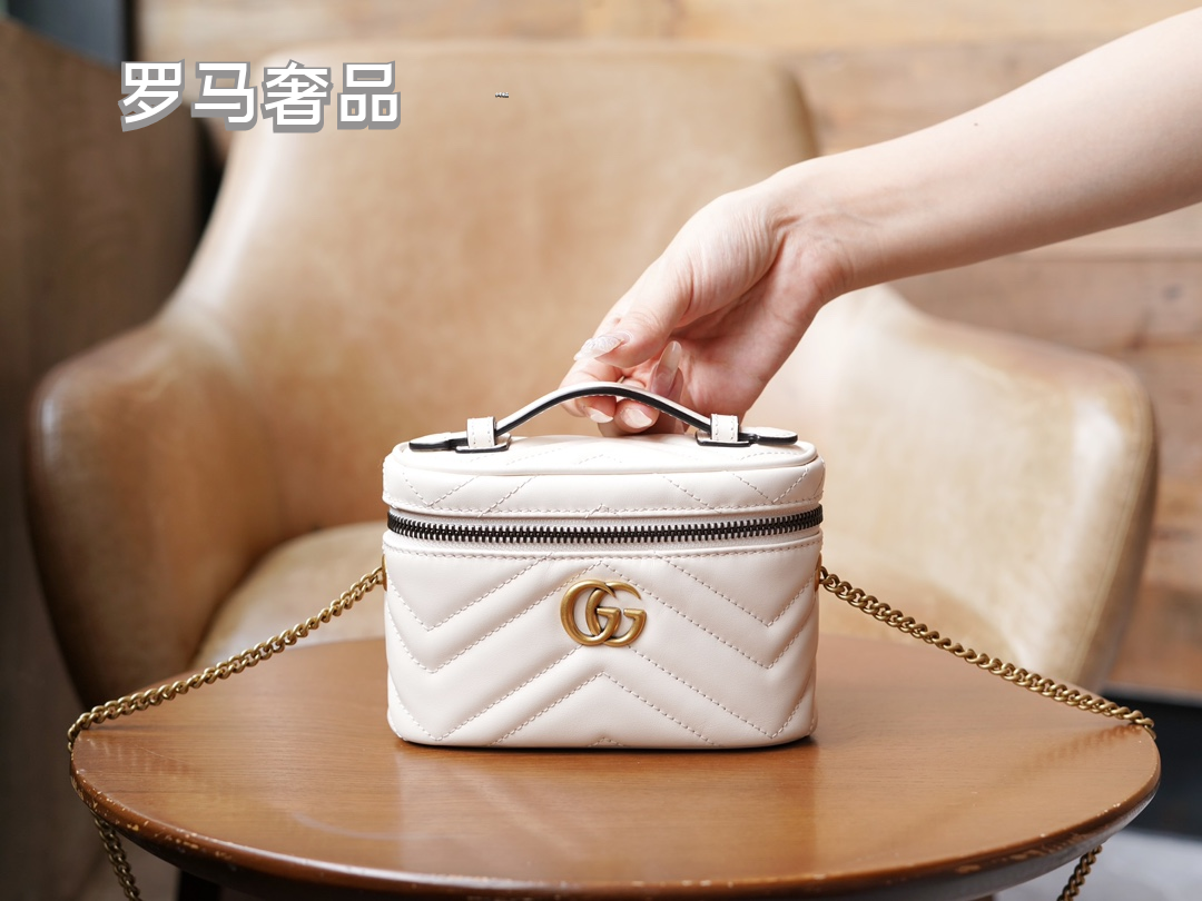 Gucci Cream Chevron Quilted Leather Vanity Bag with Gold Chain Strap