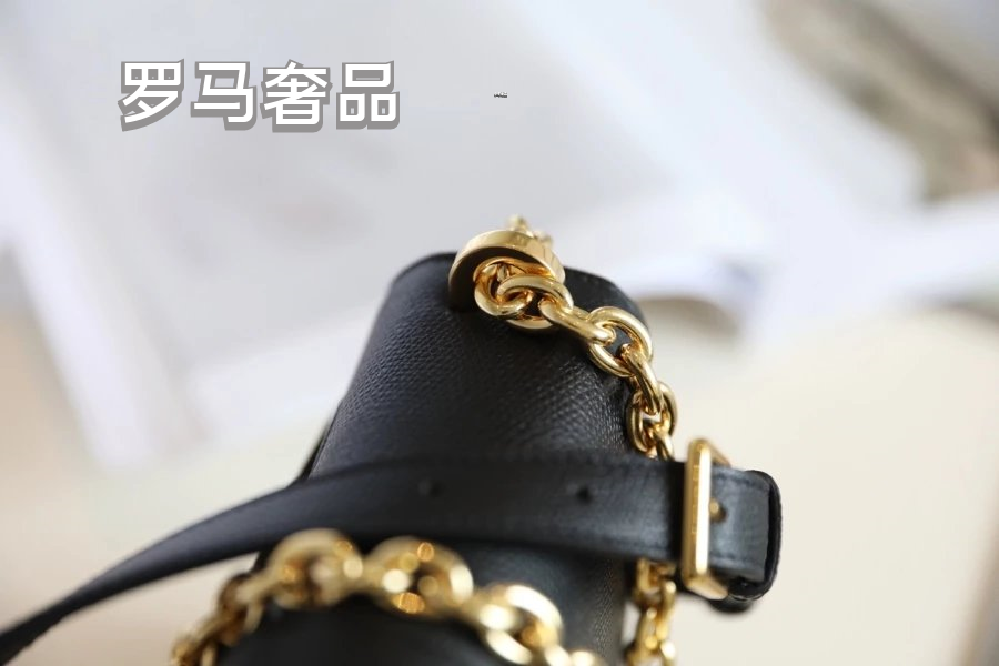 Dior Elegant Black Leather Shoulder Bag with Gold Chain Strap and Buckle