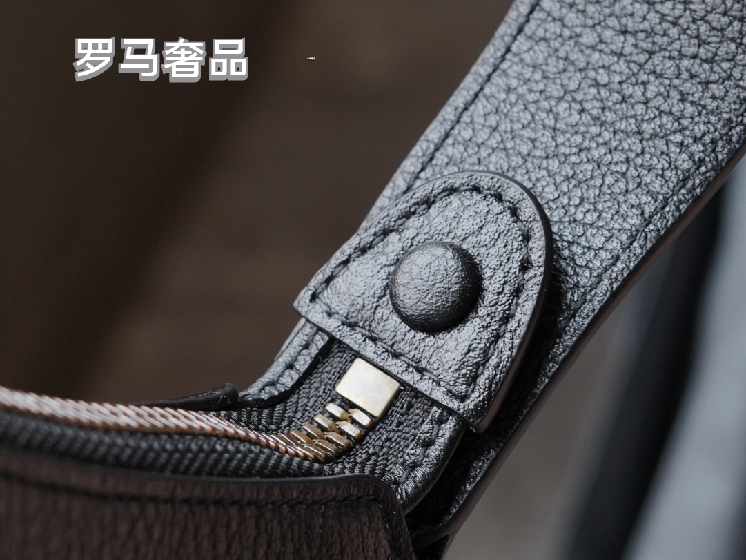 Gucci Elegant Off-White Leather Underarm Shoulder Bag with Gold Detailing