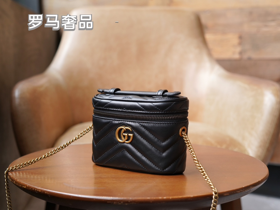 Gucci Cream Chevron Quilted Leather Vanity Bag with Gold Chain Strap